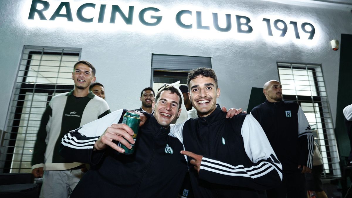 Las fotos del festejo de Racing campeón del Torneo Apertura con hinchas y jugadores en la sede del club