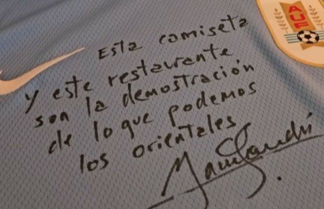 El mensaje que escribió Orsi en la camiseta de Uruguay. Foto: publicada en las redes sociales de Orsi y de la Presidencia.