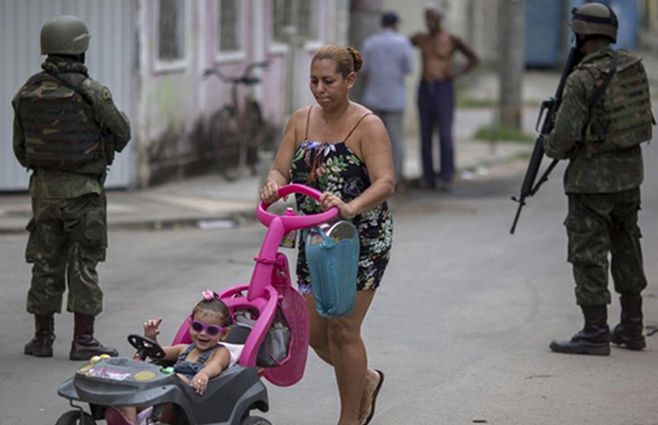 favela-rio-militares-AFP.jpg