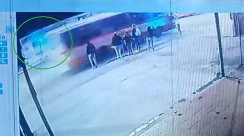 Video cedido a Subrayado muestra que el ómnibus avanza mientras peatones tenían habilitado el cruce.
