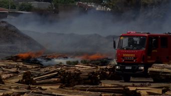 bomberos atendieron mas de 40 incendios simultaneos y 1.200 llamadas de emergencia