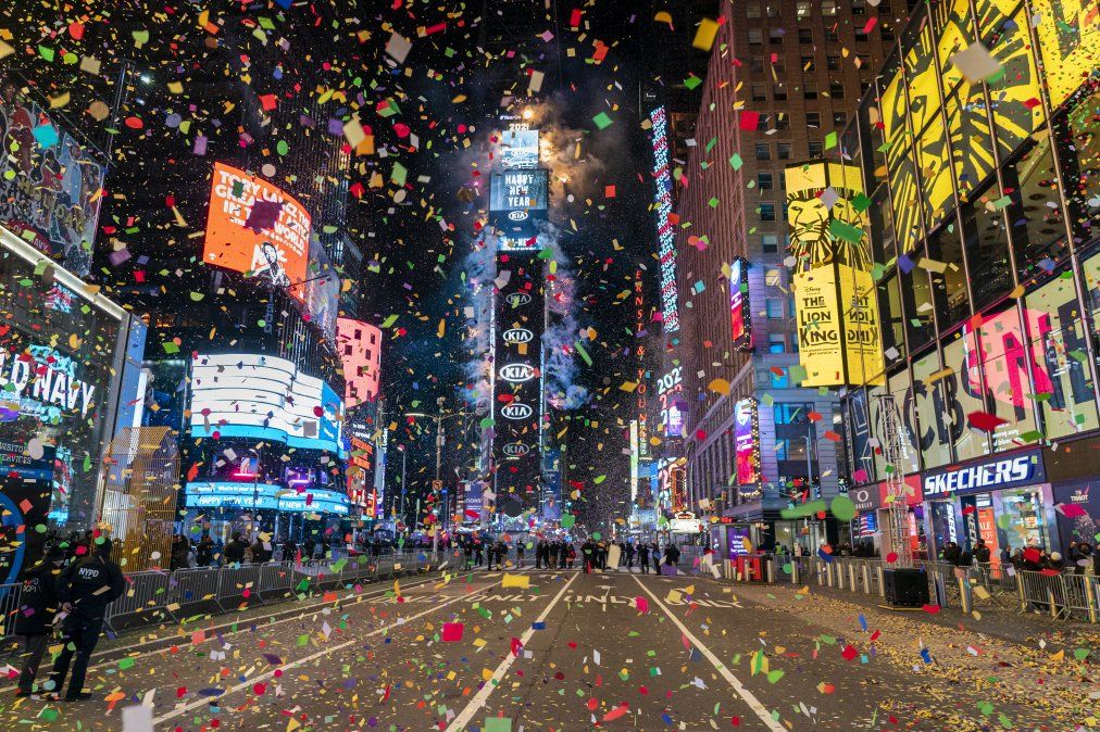 La bola cae para sonar el año nuevo en un Times Square casi vacío en la ciudad de Nueva York el 1 de enero de 2021.