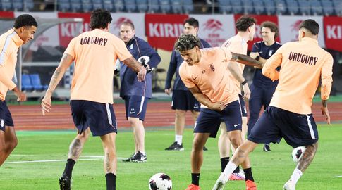 Uruguay entrena para el partido ante Japón. Foto: AFP