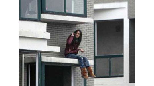 Se sentó en una cornisa para robar wifi y desató alarma suicida