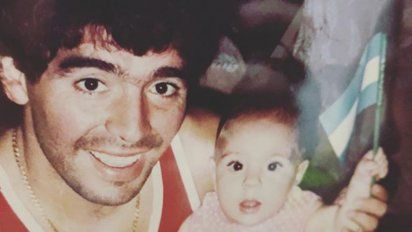 Diego Maradona junto a su hija Dalma de pequeña. Foto: Dalma Maradona/Instagram.