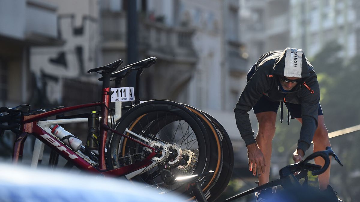 Competidor de la Vuelta Ciclista con fractura tras chocar con inspectora de tránsito por un auto mal ubicado