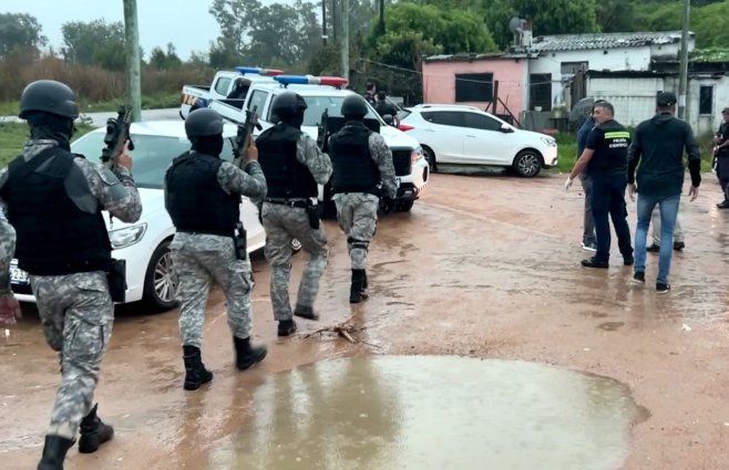 Foto: Subrayado. Intervención policial en el barrio Kennedy de Punta del Este.