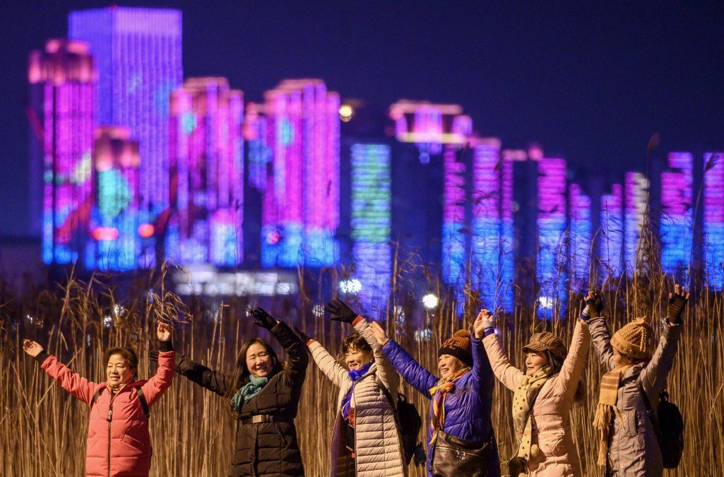 La gente posa para fotografías a orillas del río Yangtze en la víspera de Año Nuevo en Wuhan, en la provincia central de Hubei, China.&nbsp;