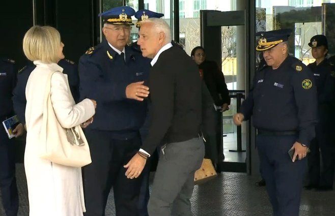 Carlos Negro está reunido con el comando ministerial, jefes de zona y comisarios de Montevideo