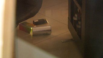 Foto: Subrayado. Perfumes tirados tras el robo piraña del viernes en Montevideo Shopping.