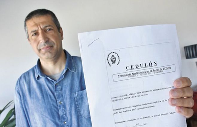 Humberto Cabrera exhibiendo un documento del juicio cuando proclamaba su inocencia.&nbsp;