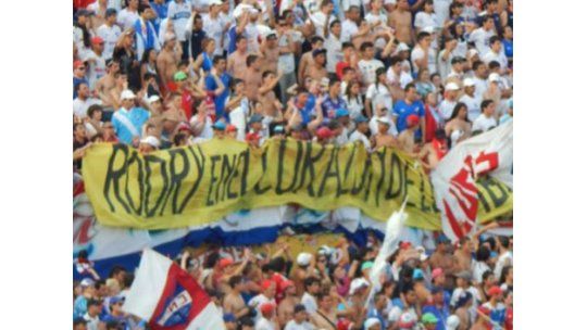 Bandera que originó desmanes terminó quemada en una seccional