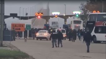 incidentes con hinchas de rosario central en el puente de fray bentos tras varias horas de espera