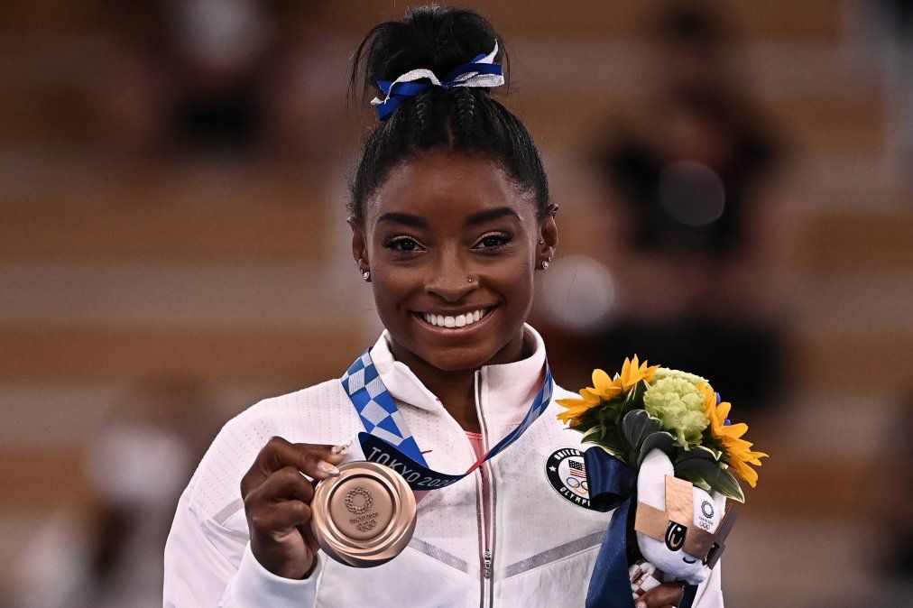 La estadounidense Simone Biles posa con su medalla de bronce durante la ceremonia del podio de la barra de equilibrio femenina de gimnasia artística de los Juegos Olímpicos de Tokio&nbsp;