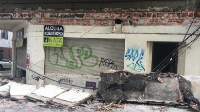 dos heridos al caer sobre ellos parte de un alero y pared de un edificio de ciudad vieja