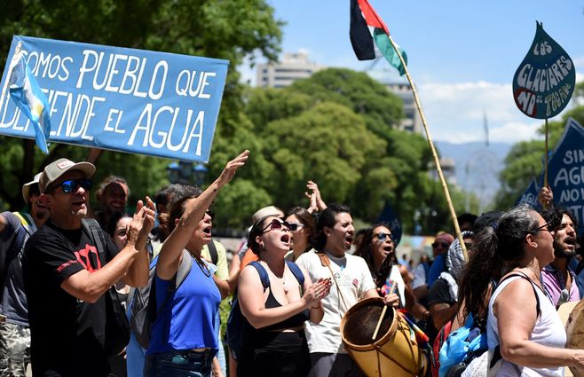 Foto: AFP. Manifestación en repudio del proyecto minero en Mendoza, Argentina.