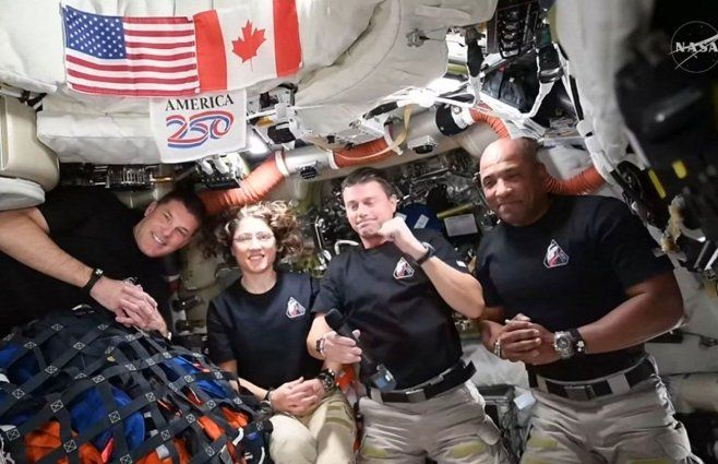 Los astronautas de Artemis II durante la conversación en vivo con el presidente Trump. Foto: Nasa, publicada por AFP.