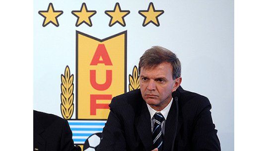La Conmebol suspendió a la AUF por la renuncia de Bauzá