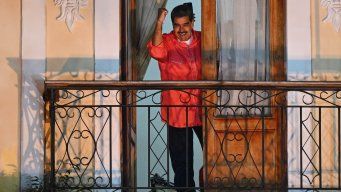 Foto: AFP. Nicolás Maduro saluda tras conocer el resultado de las elecciones en Venezuela.