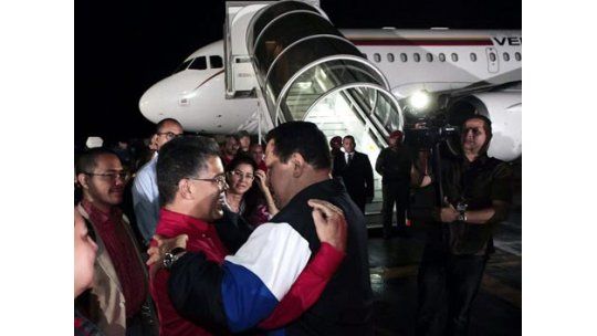 Vómitos y fuertes dolores adelantaron operación de Chávez