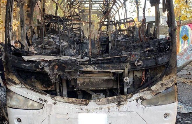 El ómnibus incendiado en el que iban a viajar a Colonia estudiantes de liceo. Foto: Bomberos.