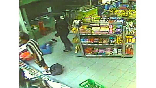 Una estación de servicio fue asaltada por 5 delincuentes armados