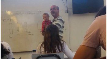 profesor de utu en lascano da clases con el bebe de alumna en brazos