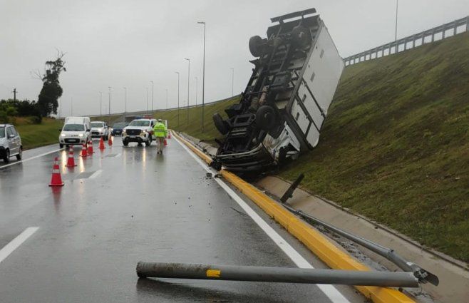 camion-maldonado-vuelco-columna.jpg