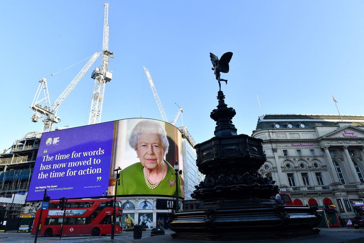 En Piccadilly Circusse muestra una cita de un mensaje de la reina Isabel II en la Cumbredel Clima de la ONU COP26. La reina hizo un llamamiento a los líderesmundiales para que trabajen juntos en una causa comúncontra cambio climático.&nbsp;&nbsp;