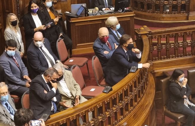 Presidente y ex presidentes en la Asamblea General. Foto publicada por Pablo Ferreri.