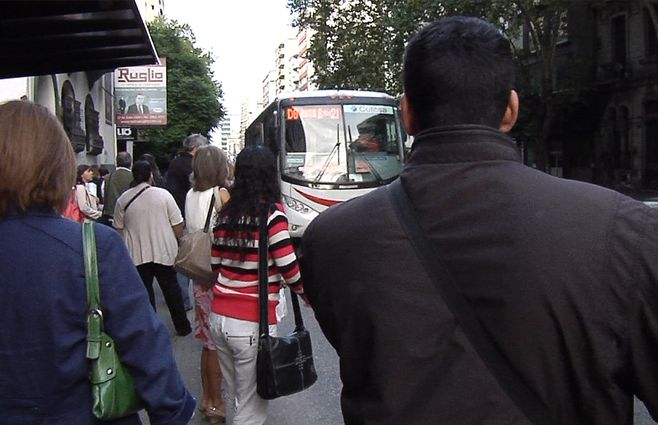 transporte-paro-omnibus-gente-parada.jpg