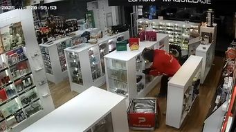 delincuente se corto en robo pirana a perfumeria, fue identificado y detenido en la barberia donde trabajaba
