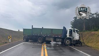 choque entre dos camiones con remolque dejo a un conductor de 64 anos fallecido y uno de 35 salio ileso