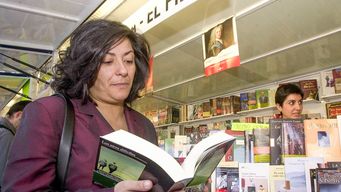 Almudena Grandes en el año 200 en una feria del libro en Alcalá de Henares