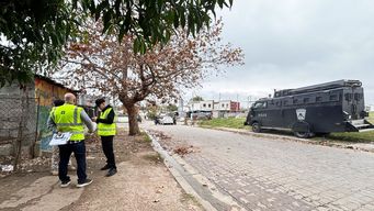 Intervención de la Intendencia con apoyo de la Policía en Malvín Norte. Foto: Gonzalo Palma, Subrayado.