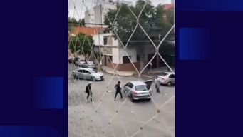 indigentes atacaron con cortes carcelarios al conductor de un auto en palermo; hay un detenido