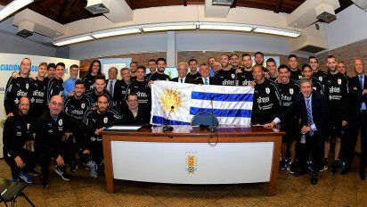 vazquez visito el complejo celeste y entrego el pabellon nacional a la seleccion