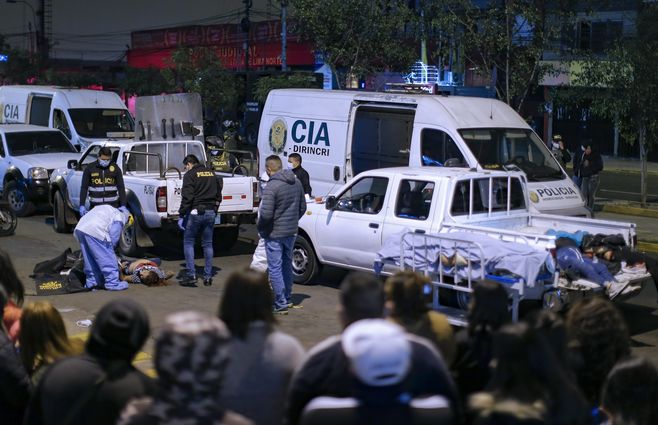 Los cuerpos de 13 personas que se asfixiaron en la estampida son cargados en camionetas