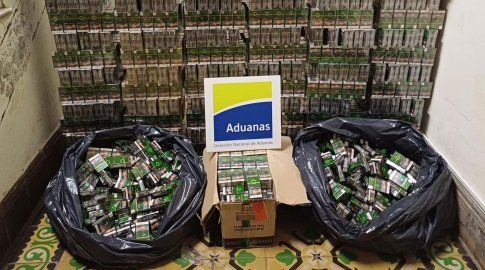 Aduanas incauta en varios operativos 190.000 cigarrillos y vaporizadores por más de 2,3 millones de pesos. Foto: Aduanas. Aduanas incauta en varios operativos 190.000 cigarrillos y vaporizadores por más de 2,3 millones de pesos. Foto: Aduanas.