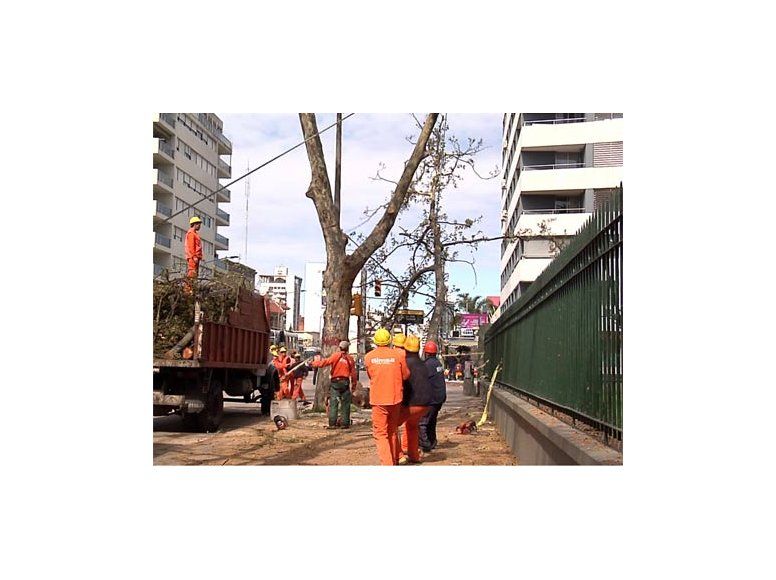 Quedan 46 evacuados y casi 30.000 hogares sin luz