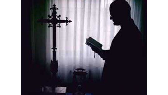 Cura reconoce haber abusado 280 veces a tres menores