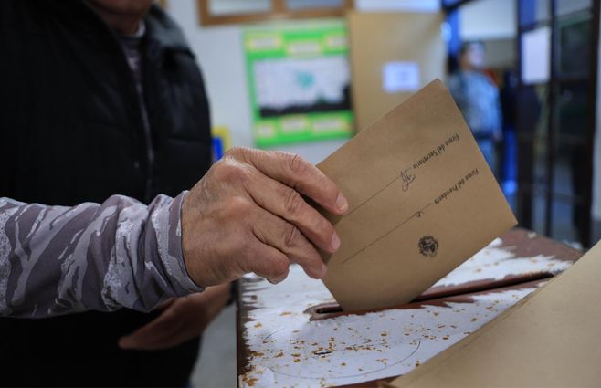elecciones-departamentales-2025-mano-hombre-urna-voto-focouy.jpg