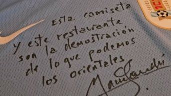 El mensaje que escribió Orsi en la camiseta de Uruguay. Foto: publicada en las redes sociales de Orsi y de la Presidencia.