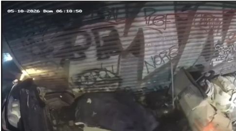 A contramano y alcoholizado causó choque en Cordón: un vehículo quedó a centímetros de personas en situación de calle