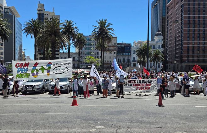 Paro y movilización de los sindicatos de maestros (Ademu) y profesores de Secundaria (Ades) en plaza Independencia. Foto: Beatríz Martínez, Subrayado.