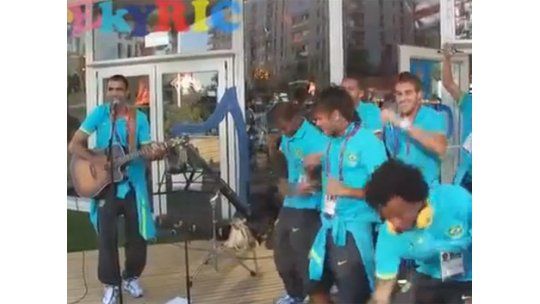 Neymar hace bailar a sus compañeros en la previa de Londres 2012