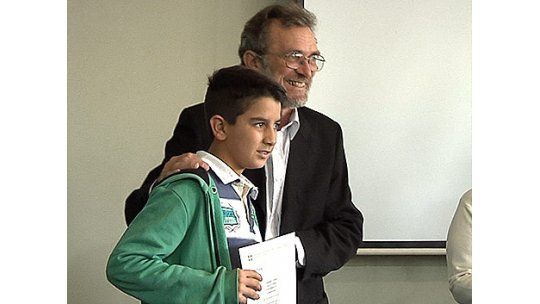 Entregaron diplomas de Cambridge a 400 niños de escuelas públicas