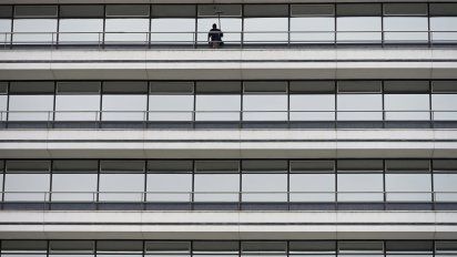 Limpiador de ventanas en un edificio bonaersense en plena pandemia