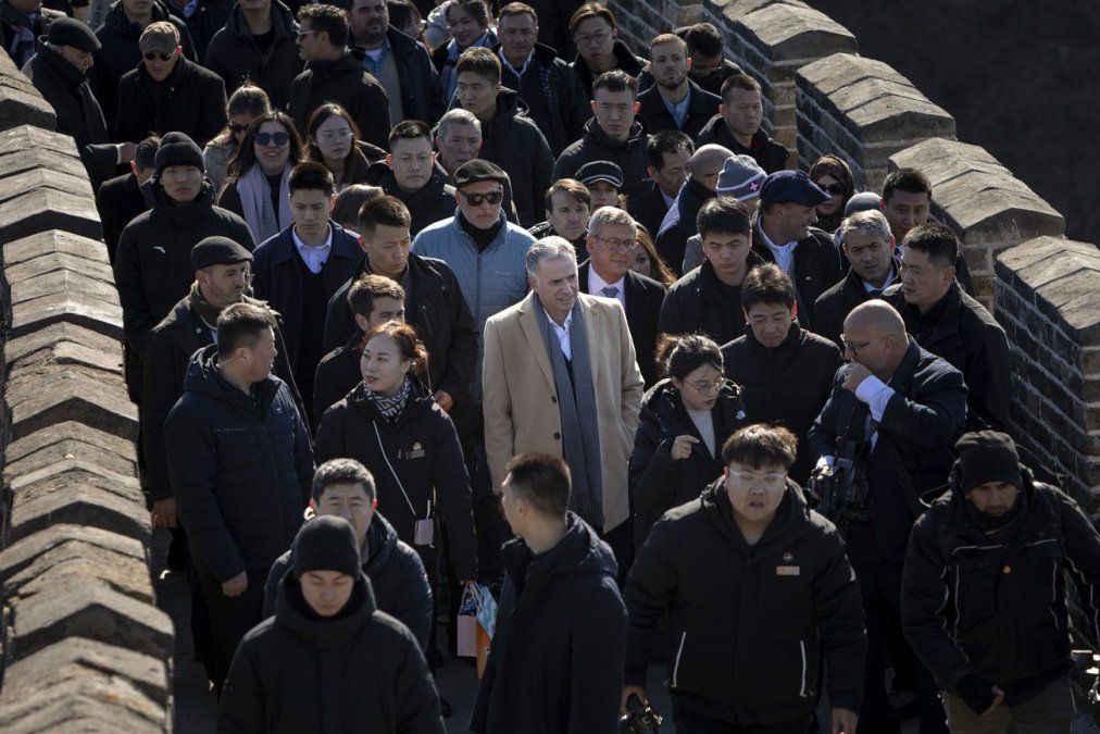 Orsi y parte de la delegación oficial en la Gran Muralla China. Foto: Presidencia. Orsi y parte de la delegación oficial en la Gran Muralla China. Foto: Presidencia.