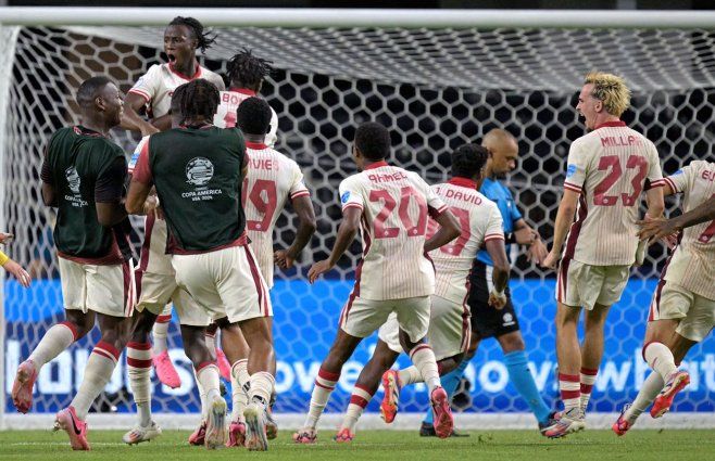 Foto: AFP. Jugadores de Canadá, ante Venezuela.